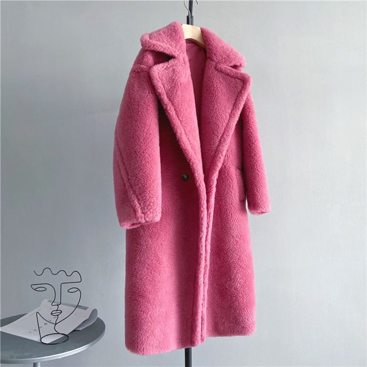 Abrigo exterior tipo osito de peluche largo para mujer de lana en un vibrante rosa, con una superficie texturizada acogedora y diseño cruzado clásico de doble botonadura, adecuado para consultas de servicio de atención al cliente sobre el contorno de pecho y el contorno de cadera.