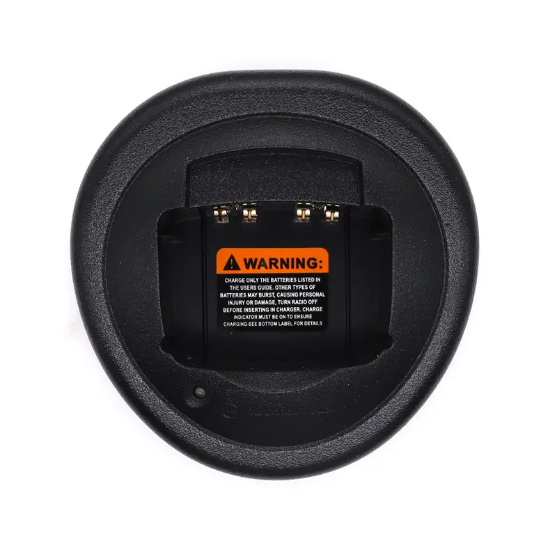 Chargeur de bureau circulaire noir pour talkie-walkie Motorola Walkie Talkie destiné au GP328 HT750, avec contacts métalliques et étiquette d’avertissement sur la face arrière.