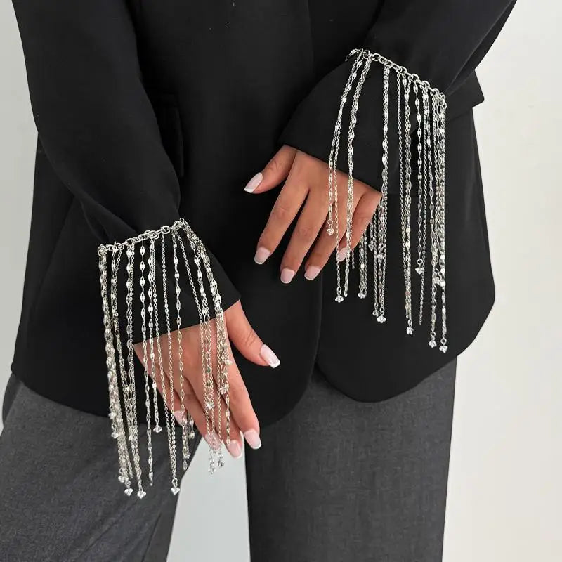 bracelet de charme à gland géométrique pour femmes, avec chaîne en argent et manchettes à franges, maillons en cascade et pendentifs en forme de cœur suspendus sur des manchons noirs