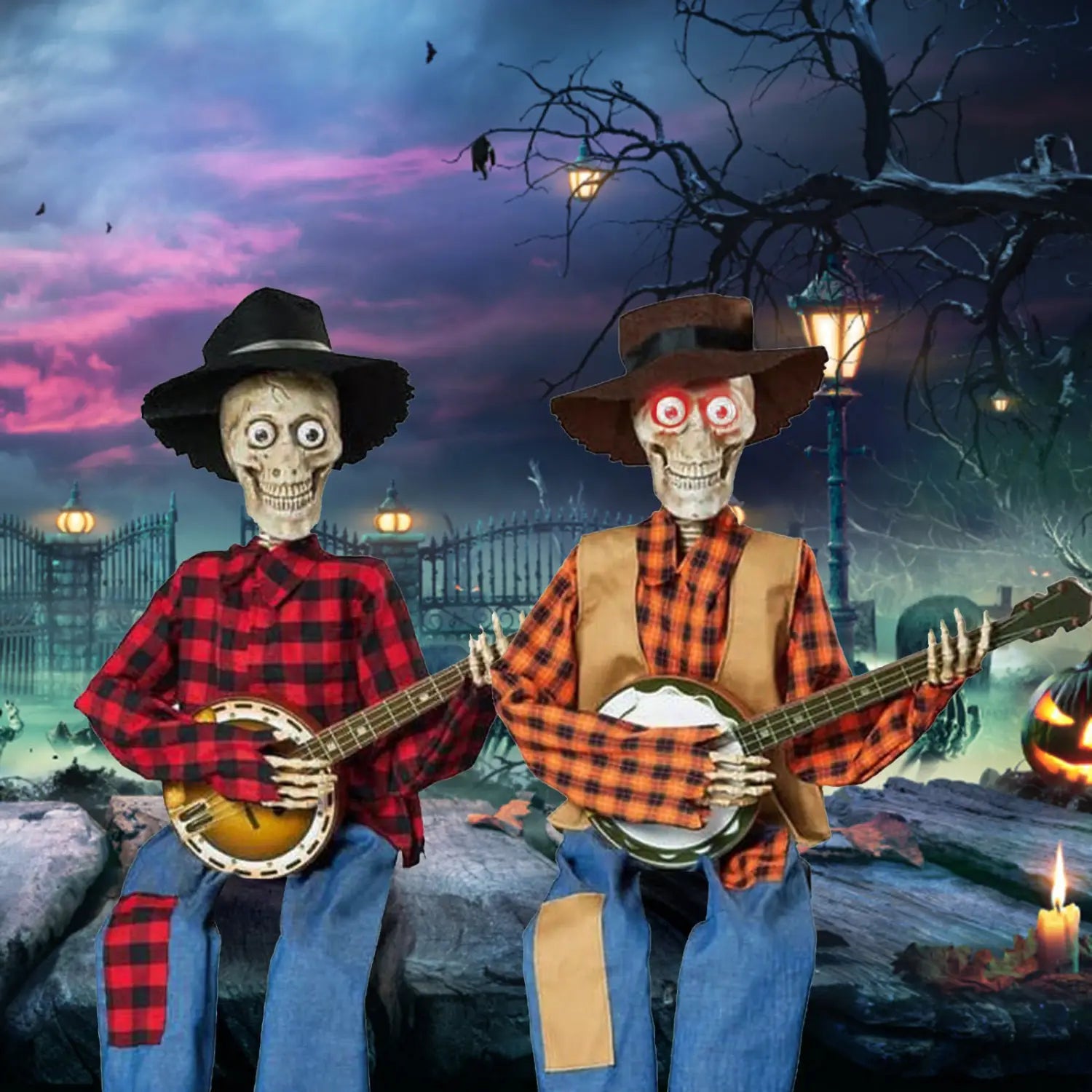 Dos figuras de calavera luminosa animadas para Halloween vestidas con camisas de cuadros y sombreros vaqueros, con una decoración de calavera con ojos rojos brillantes tocando banjos.