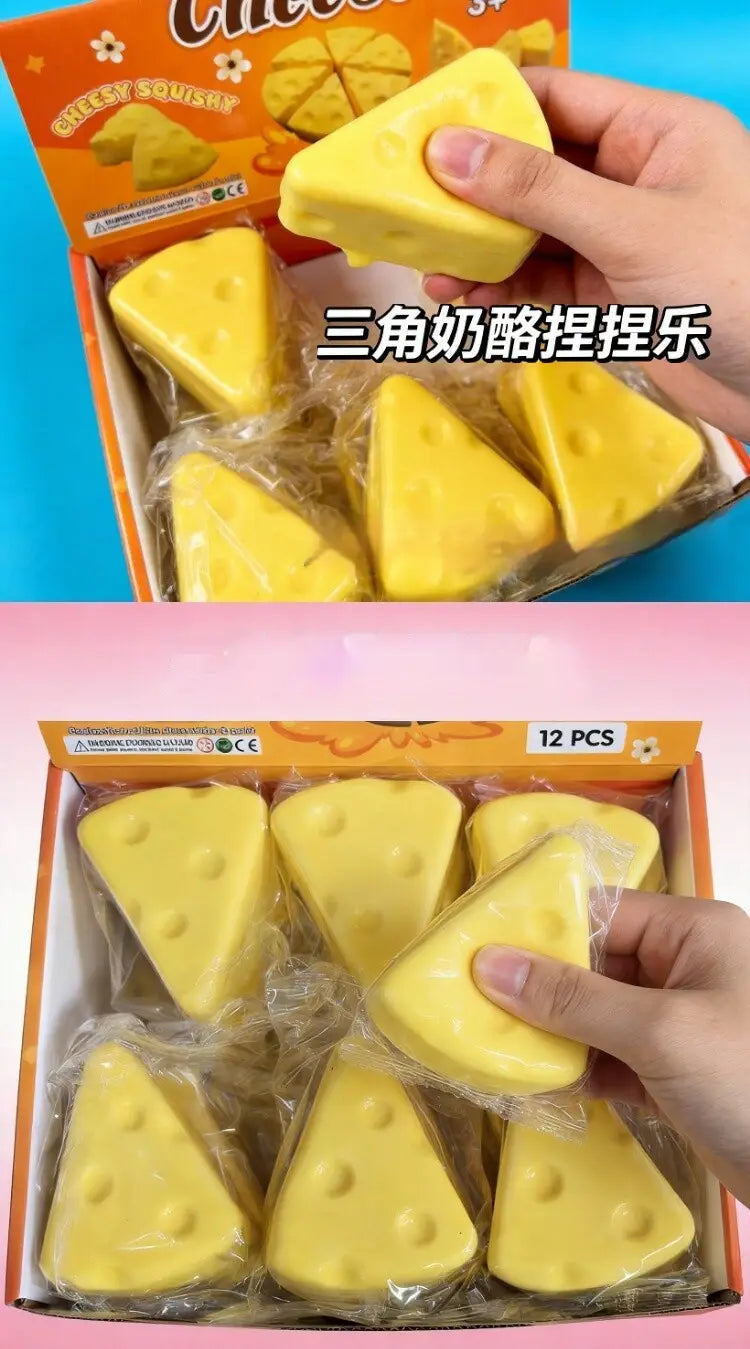 Set aus gelben, dreieckigen, langsam aufsteigenden, quetschigen Spielzeugen mit 12 Teilen, verpackt in einer Schachtel mit der Aufschrift „cheesy squishy“.