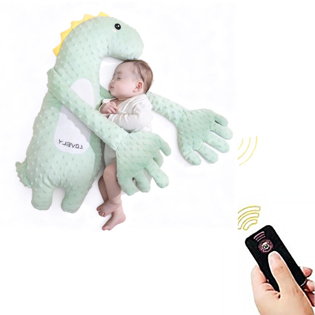 Ein weicher minzgrüner Plüsch-Dinosaurier-förmiger Babyschläfer mit gelben Stacheln und weißen Akzenten, ausgelegt als Baby-Schlafhilfe-Beruhigungs-Handpuppe.