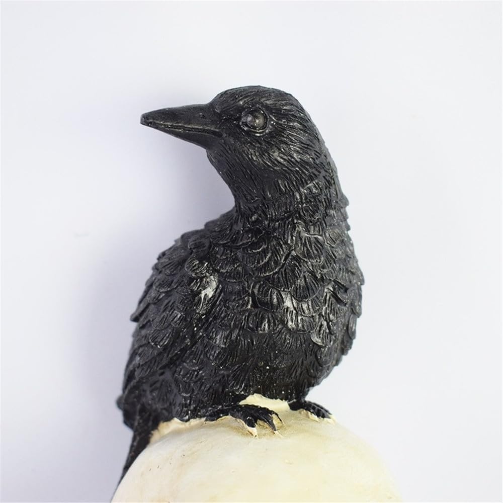 figurine de corbeau noir enfoncée dans le sol, tige de jardin, avec texture de plumes détaillée et finition brillante pour la décoration d’une lampe solaire en forme de crâne pour Halloween.