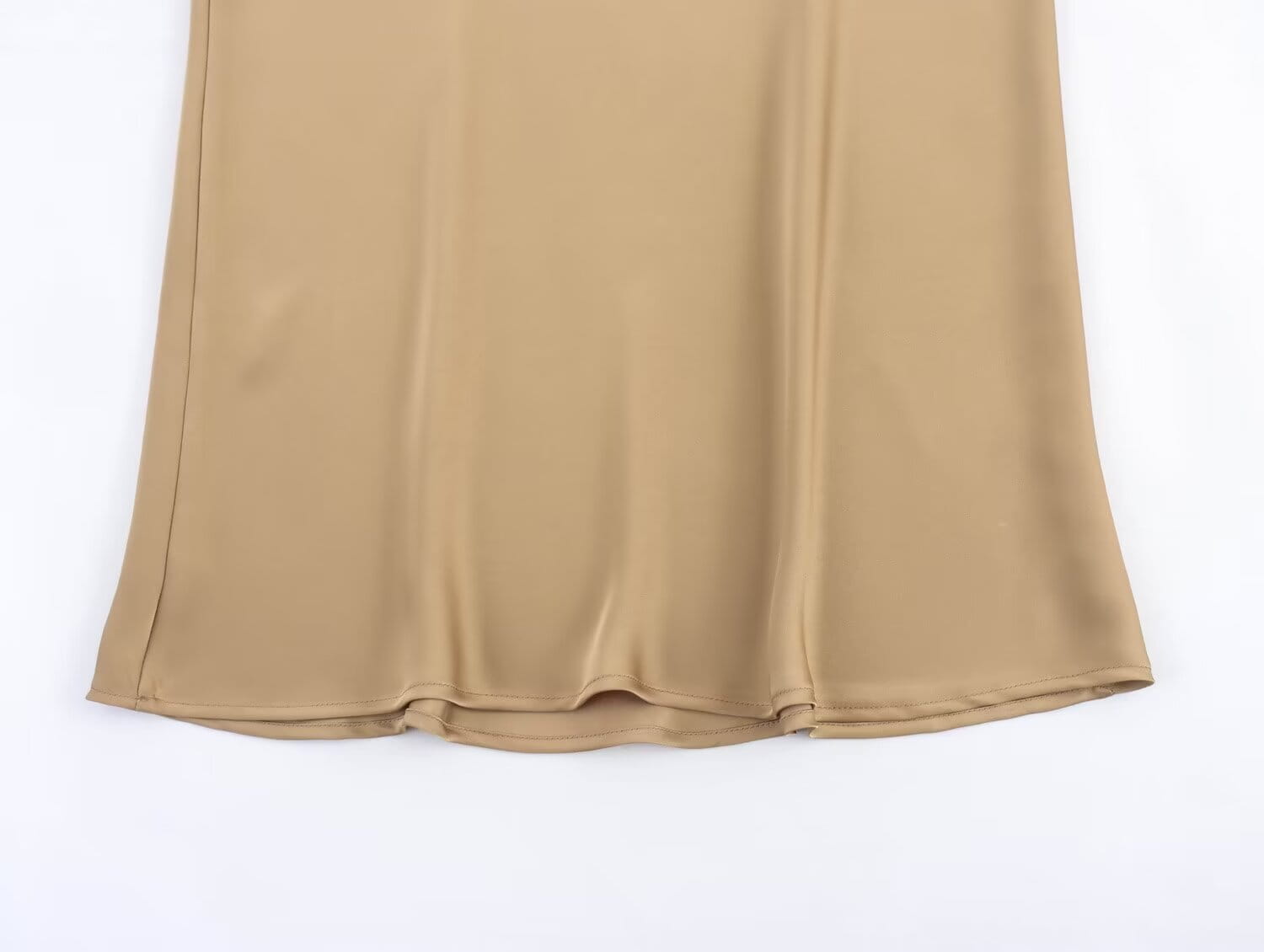 Une jupe midi en satin lisse de couleur taupe clair, à taille haute et ourlet fluide, parfaite pour des occasions élégantes.