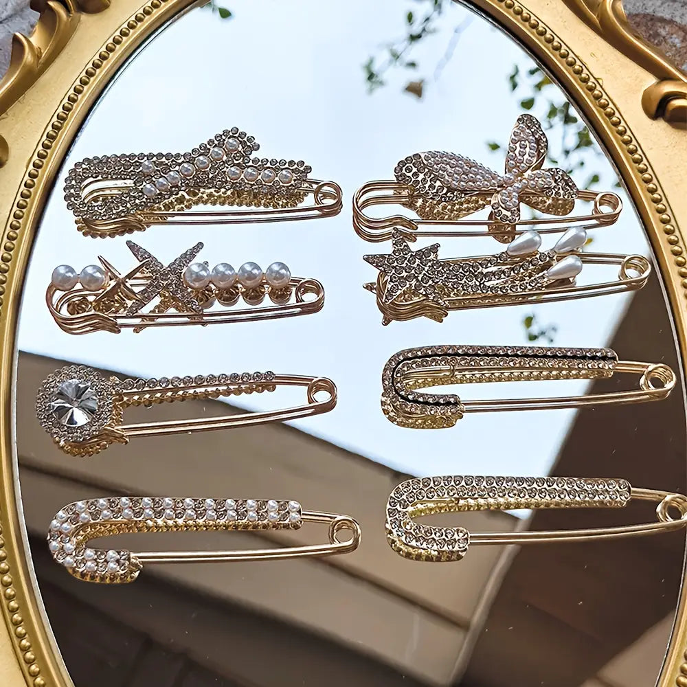 Barrettes à épingle de sûreté ton doré, ornées de rhinestones scintillants et d’accents de perles, dans divers designs décoratifs pour femmes, à porter comme pinces à foulard.