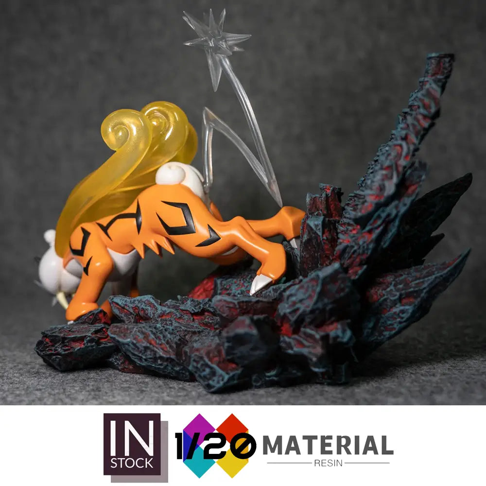 Figura de resina de Pokémon tipo tigre naranja y blanco con melena translúcida amarilla en pose dinámica, sobre una base oscura original brillante y quemada de torre, de la colección de Ciudad Paleta.