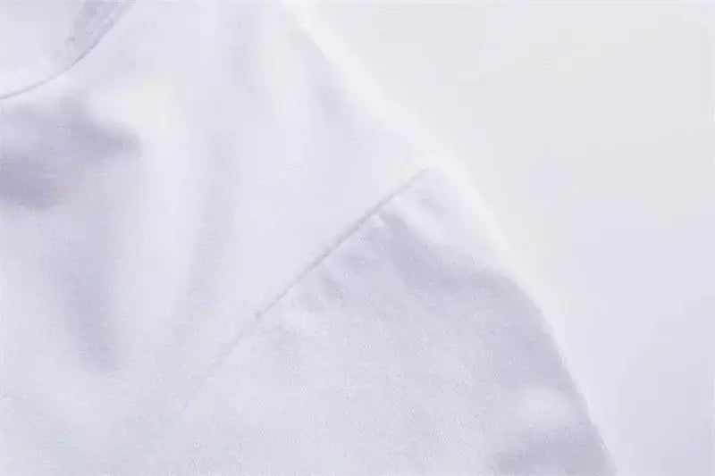 Una camiseta de algodón blanca suave con un gráfico humorístico de broma humorística para adultos sobre la edad, con textura sutil y costuras limpias.