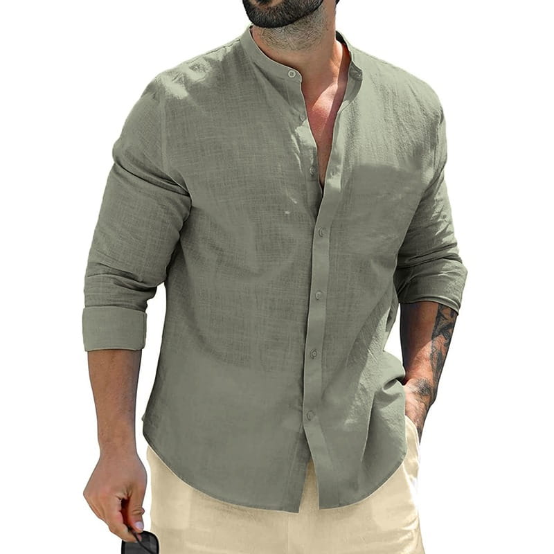 Chemise boutonnée en lin vert olive pour homme, dotée d’un col mandarin et de manches retroussées, conçue pour un port décontracté.
