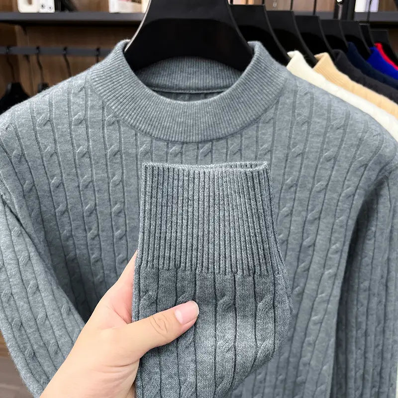Herren-Zopfstrick-Pullover mit Rundhalsausschnitt in Grau mit geripptem Rundhalsausschnitt und passender Tasche-Detailausführung.
