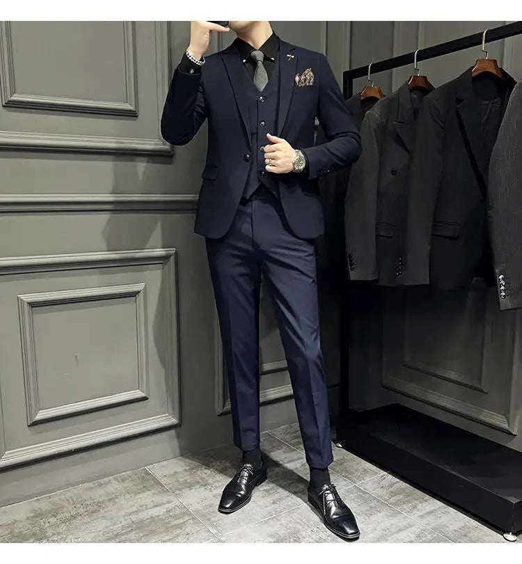 Ensemble de costume trois pièces slim fit pour homme bleu marine, avec une texture discrète, gilet assorti, fermeture par bouton et 9 pantalons courts à la cheville.
