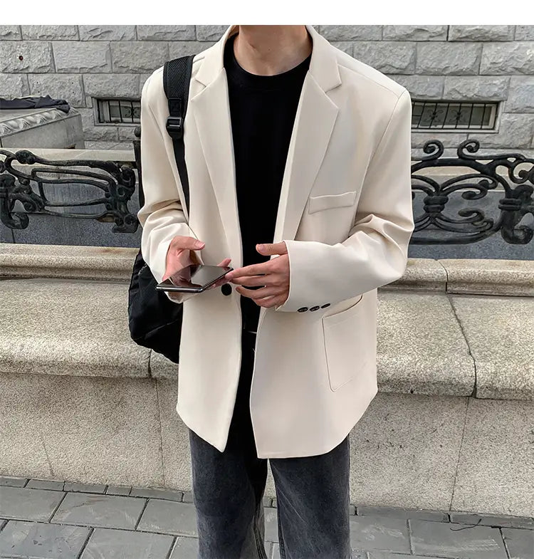 Blazer de doble botonadura de color crema para hombre, casual, confeccionada en poliéster, con corte moderno entallado y botones negros.