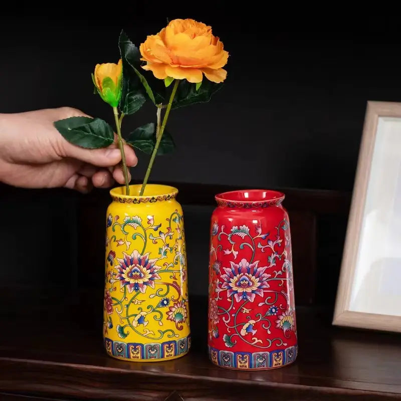 Petit vase en émail de céramique, porcelaine florale chinoise d’inspiration ancienne, aux couleurs jaunes et rouges éclatantes, avec des motifs floraux complexes.