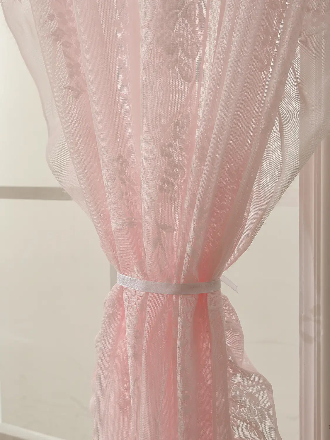 Cortinas de encaje semitransparente rosa con bordadura floral delicada y un lazo de cinta blanca, con un bolsillo para barra de soporte circular para colgar con facilidad
