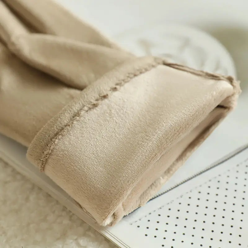 Beige Damen-Leggings mit Kunstfellfutter, mit weicher, samtiger Haptik und sauber vernähten Bündchen, passend zu Damen-Leder-Winterhandschuhen, ausgelegt für die Verwendung mit Touchscreen.