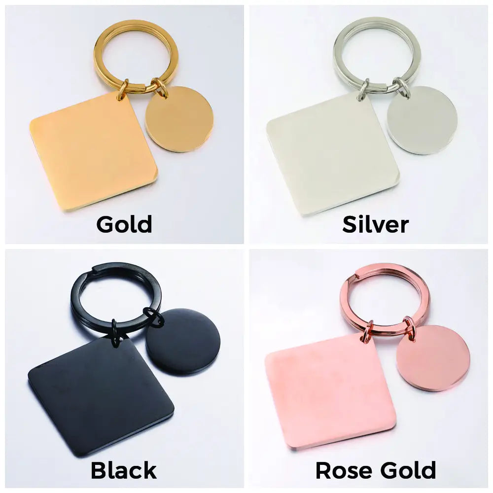 Porte-clés de calendrier personnalisé en acier inoxydable, cadeau personnalisé disponible dans les finitions or, argent, noir et or rose, comprenant une étiquette carrée aux coins arrondis suspendue à un anneau circulaire, accompagnée d’un petit disque rond.