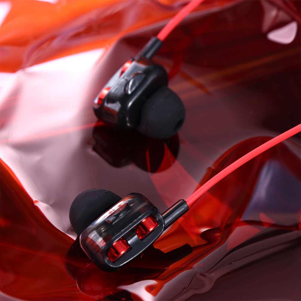 Écouteurs intra-auriculaires à double dynamique noirs avec détails d’accentuation rouges et câble assorti rouge, conçus pour une utilisation avec casque stéréo filaire 3,5 mm.