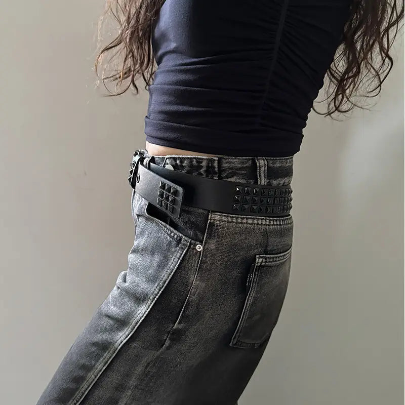 Cinturón de cuero negro con tachuelas y hebilla rectangular, con acentos de pedrería negra de moda, ideal para accesorios góticos y estilos de cinturón y2k.