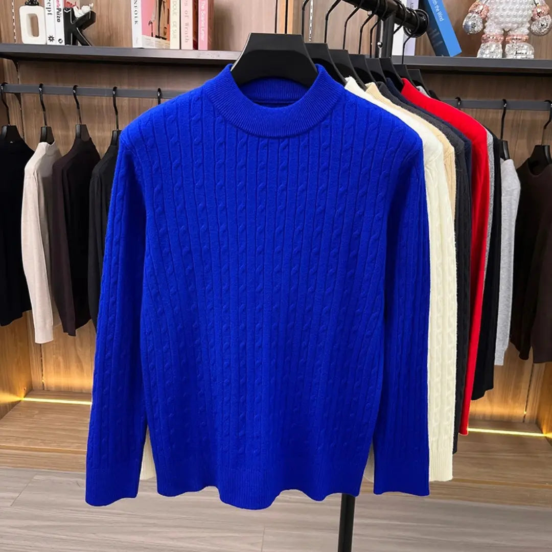 Herren-Zopfstrick-Pullover mit Rundhalsausschnitt in leuchtendem Königsblau mit einem strukturierten Rippenmuster und langen Ärmeln.