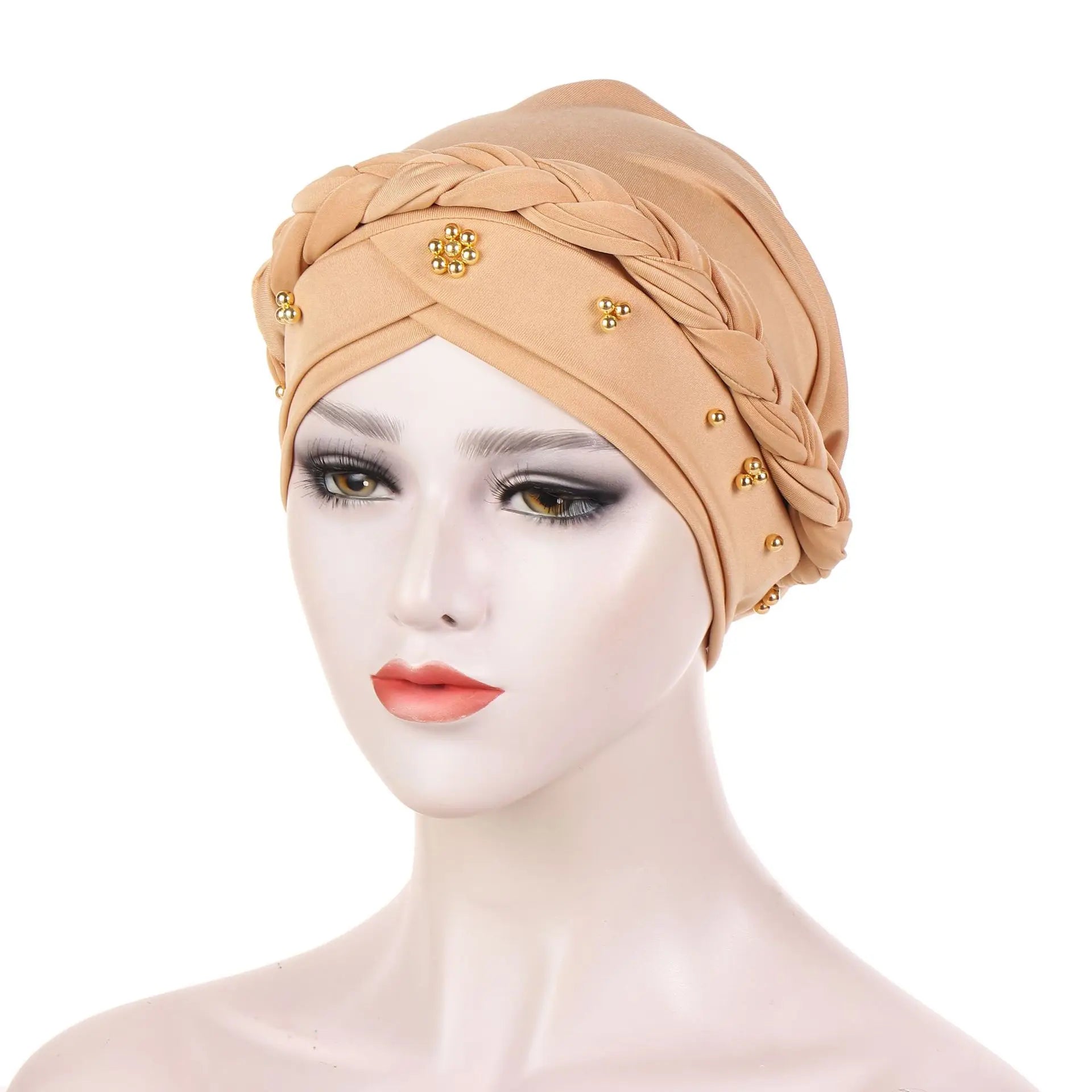 envoltura para la cabeza tipo turbante de hijab modal color beige, con adornos de cuentas de tono dorado en color rojo.