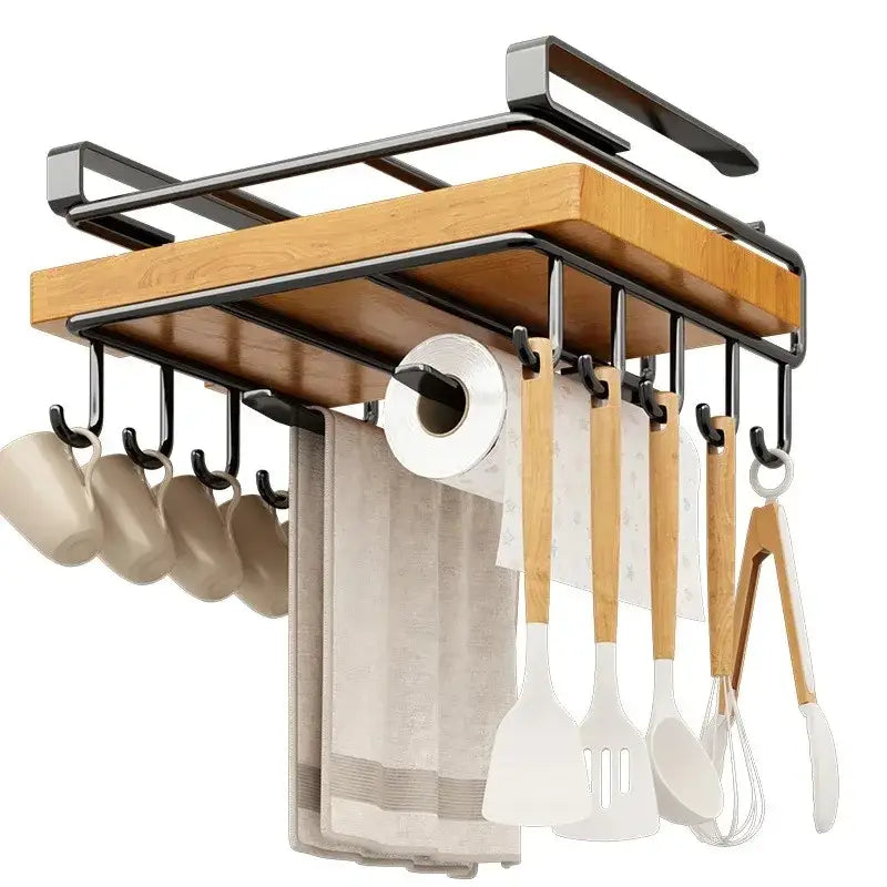 Étagère de cuisine murale suspendue moderne avec dessus en bois clair et structure en métal noir, dotée de crochets pour les porte-couvercles, les planches à découper, les mugs, les serviettes et les ustensiles.