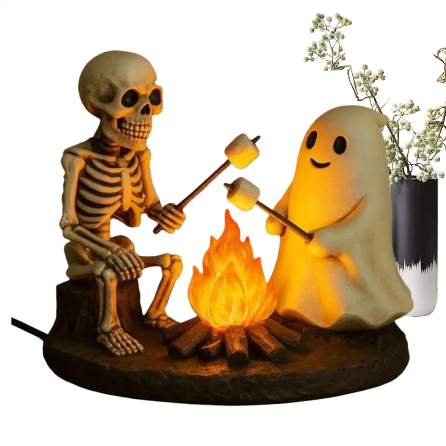 une lanterne de nuit de feu de camp fantomatique Halloween lumineuse, avec un feu de camp à DEL et un fantôme squelette ; un fantôme rôtissant des guimauves avec des flammes orange chaudes et un éclairage jaune doux, pour la décoration d’Halloween
