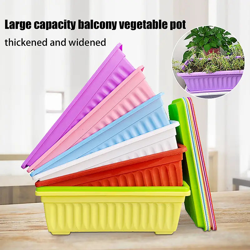 Macetas rectangulares de plantación apiladas en plástico vibrante morado, rosa, azul, blanco, naranja y verde lima, con textura acanalada y diseño reforzado para macetas de plantas duraderas.