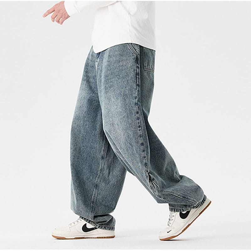 Des jeans japonais rétro à jambes larges pour hommes en grandes tailles en tissu denim bleu délavé, avec une coupe ample et un effet naturel délavé.