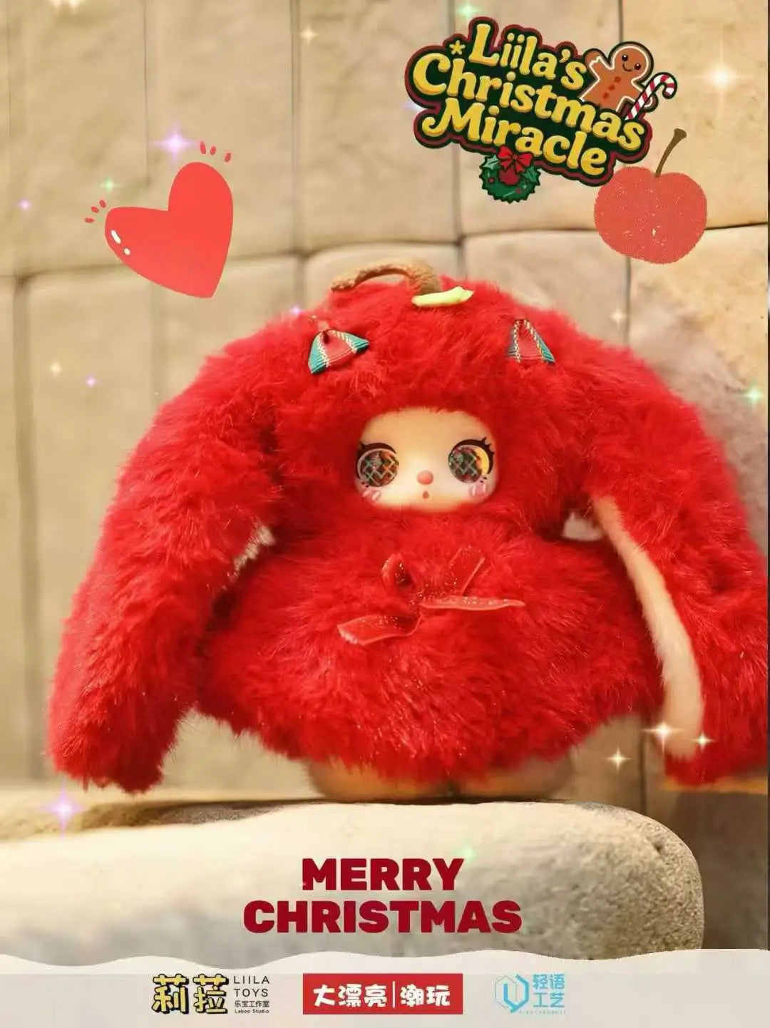 ビニールドール クリスマスアドベンチャーのブラインドボックスペンダントシリーズより、ふわふわの毛並みの赤いビニール製ドールのウサギ。大きく表情豊かな目と、耳に付いた小さな装飾リボンが特徴である。