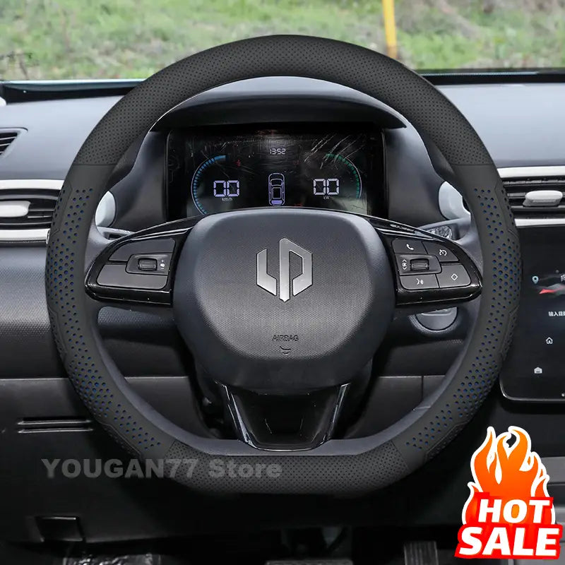 Funda para volante de cuero para el Leapmotor T03 en negro, con cuero perforado y agarre texturizado sutil, con bordes cosidos.