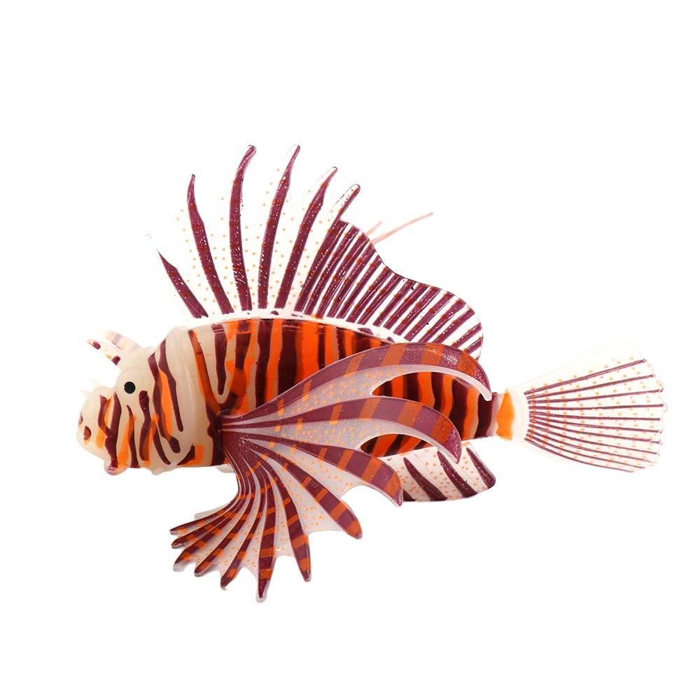 Ein detailliertes dreidimensionales Modell eines künstlichen Lippfischs aus Silikon mit kräftigen orangefarbenen und weißen Streifen für die Verzierung eines Aquariums.