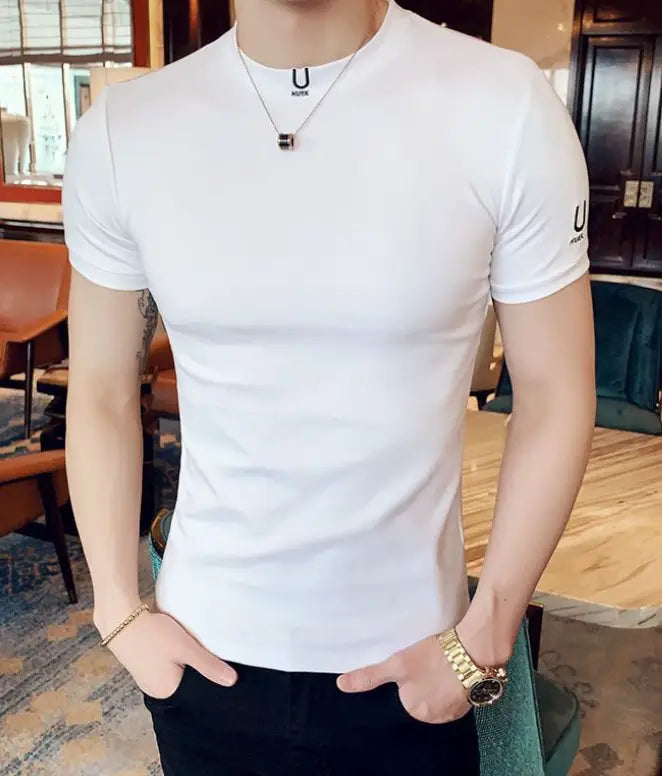 T-shirt en coton blanc à manches courtes col rond, avec un discret logo en forme de U sur la poitrine et la manche, conçu comme un t-shirt décontracté coupe ajustée pour homme au logo noir.