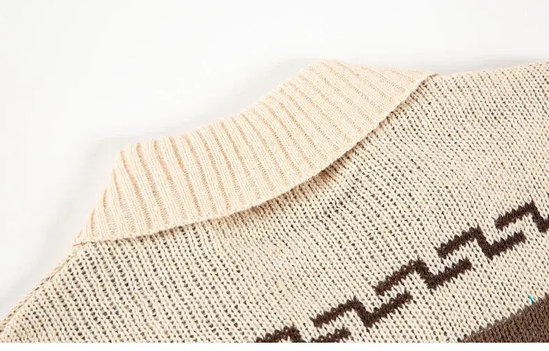 Pull-over cardigan vintage à fermeture éclair géométrique pour homme en tissu tricoté beige, avec col côtelé et motif zigzag marron.