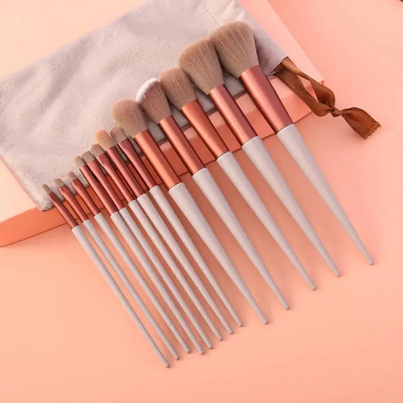 Set aus 15 professionellen Make-up-Pinseln mit roségoldenen und weißen Griffen sowie weichen synthetischen Borsten in unterschiedlichen Größen für eine vielseitige Anwendung.