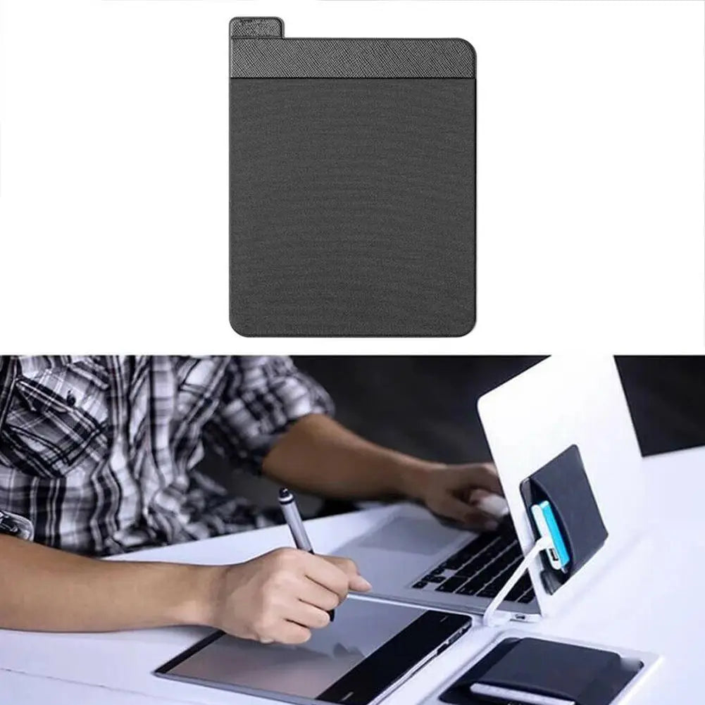 Wacom Cintiq 13HD デジタル描画タブレットを背面側から見た状態で示した、耐久性のある素材による黒のテクスチャード保護ケース。マウスおよびアクセサリー用のラップトップ背面収納ポーチとして設計されています。