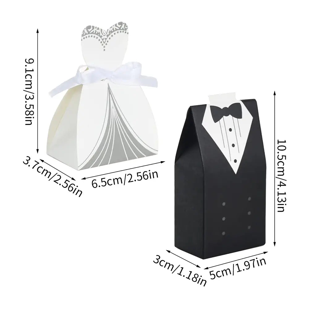 白とシルバーの紙製ウェディングドレス型ギフトボックス。白いリボンの蝶結び付き。新郎新婦のウェディング引き出物用キャンディボックス 50個入り。