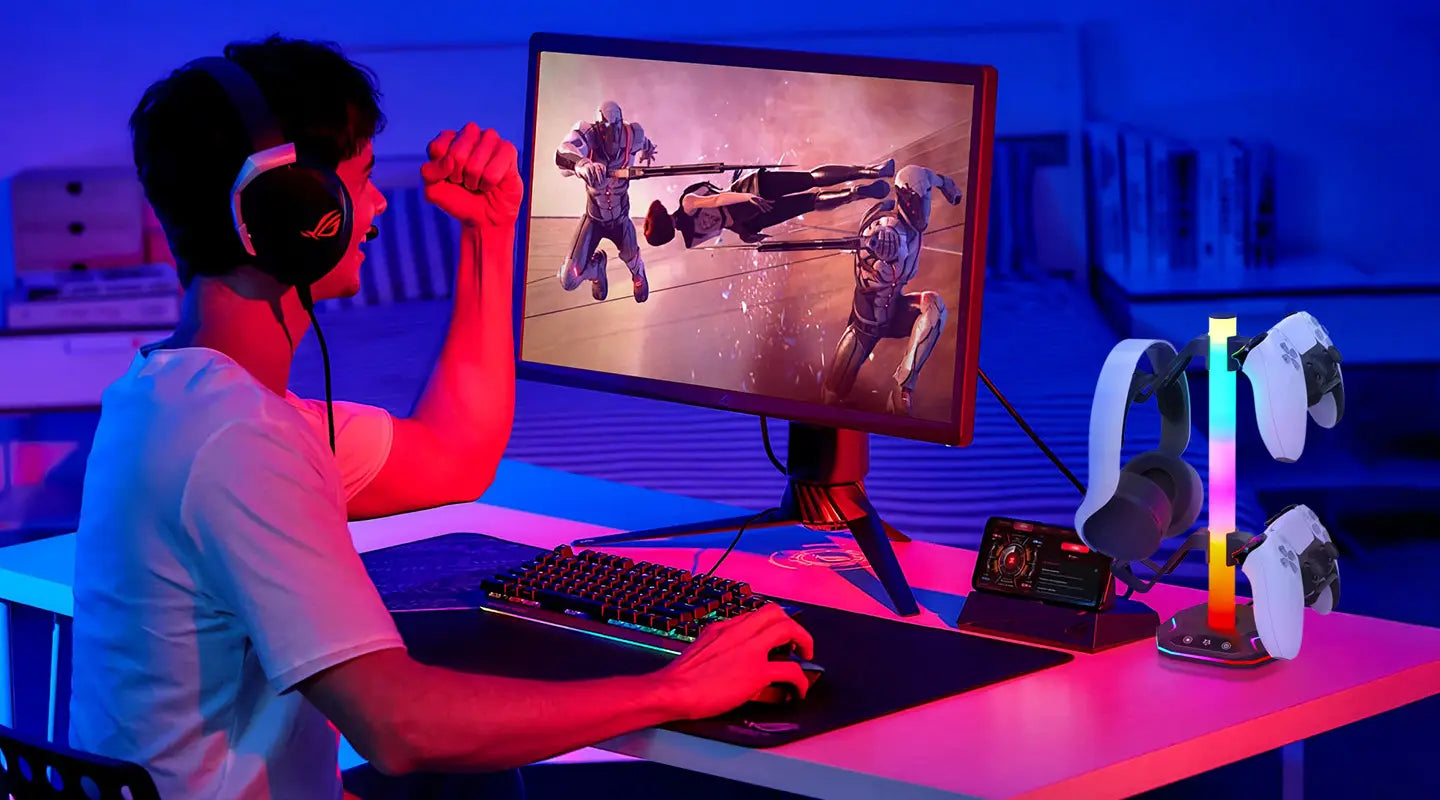 Casque de jeu noir et rouge avec un design ergonomique élégant, présenté sur un support d’écouteurs RGB et un porte-manette pour PS5.