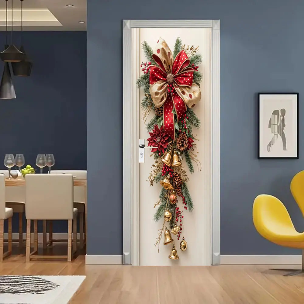 Corona navideña para la puerta con campanillas y lazo rojo que presenta una decoración festiva de un gran lazo rojo y dorado de lunares, ramas de pino verdes, flor de pascua, campanillas doradas, piñas y adornos colgantes.