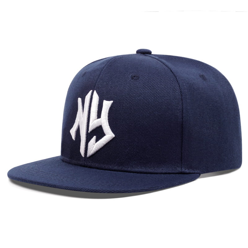 Eine marineblaue Snapback-Hip-Hop-Mütze mit einem weißen bestickten NY-Logo.