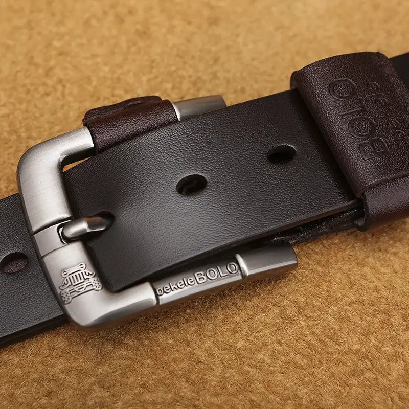 Cinturón de hombre de cuero genuino marrón oscuro con hebilla de aleación de plata grabada con el nombre de la marca bekelebolo en su lateral.