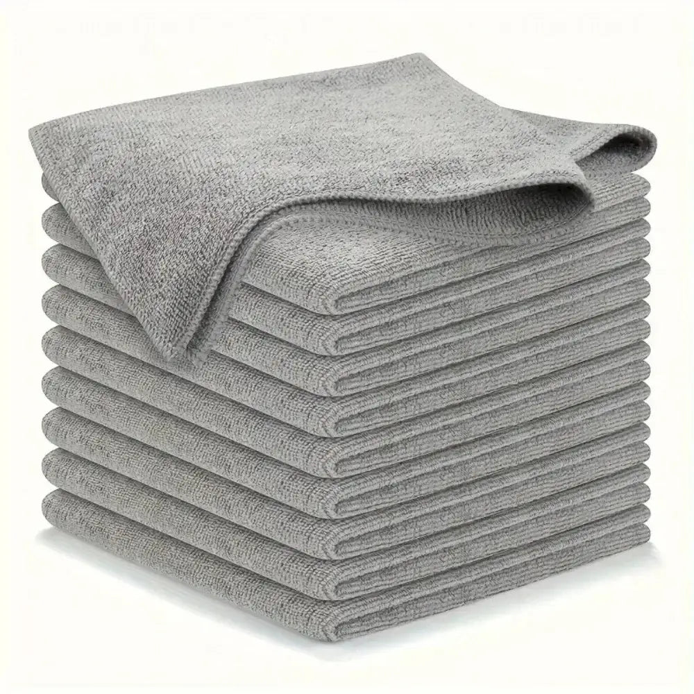 Une pile de chiffons de nettoyage en microfibres gris provenant de l’ensemble d’essuie-tout absorbants, conçu pour un nettoyage efficace.