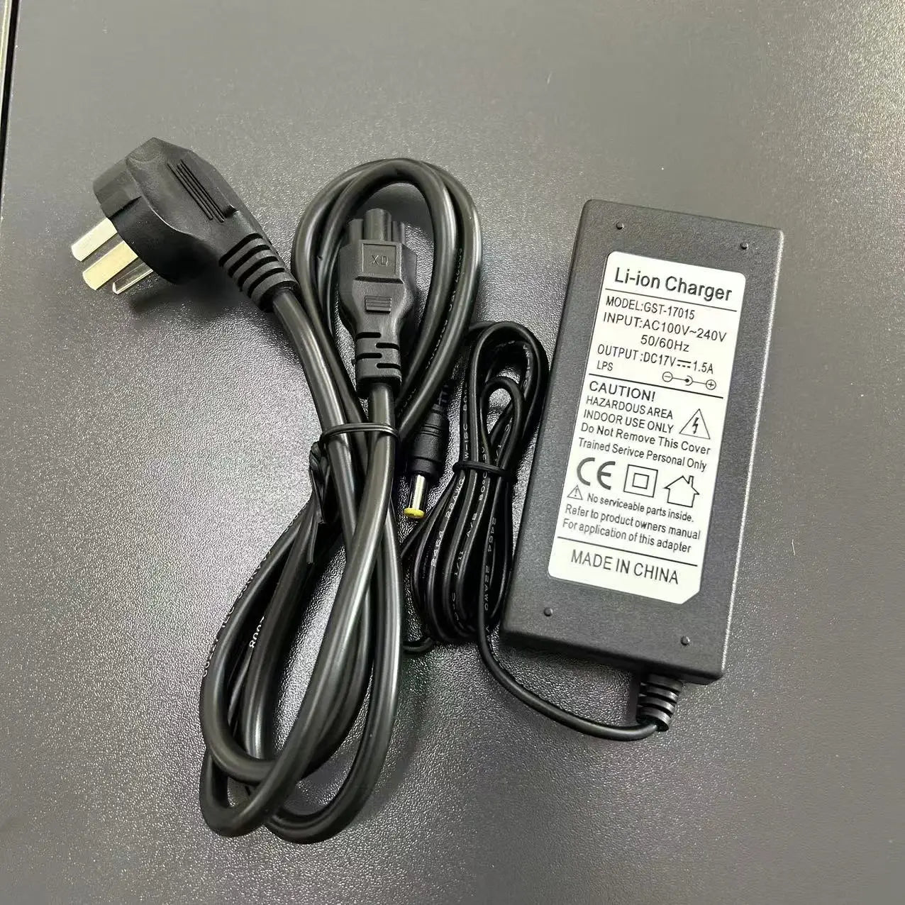 Schwarzplastik Ilsintech Swift KF4a Li-Ionen-Akkuladegerät-Netzadapter mit gewendeltem Netzkabel und europäischem Stecker Modell GST-17015 für das Laden des KF4a KF4-Akkus.