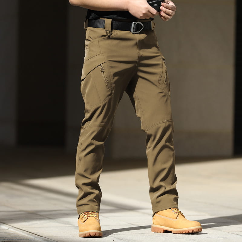 Wasserdichte taktische Cargo-Hose für Herren in Beige mit mehreren Reißverschluss-Taschen und einem robusten schwarzen Gürtel, ausgelegt auf Langlebigkeit und Nutzen