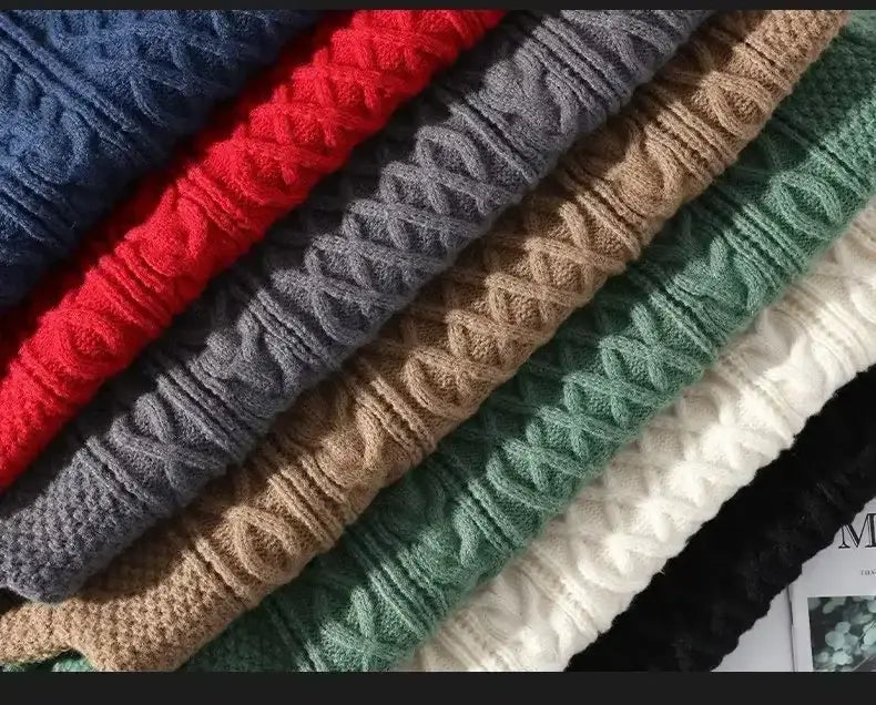 Ein Stapel lebhaft farbiger Herren-Cardigan-Lockenstrick-Sweater im lässigen Winterstil als Winterpullover in Rot, Blau, Grau, Beige, Grün und Weiß mit gemütlichem, strukturiertem Material.