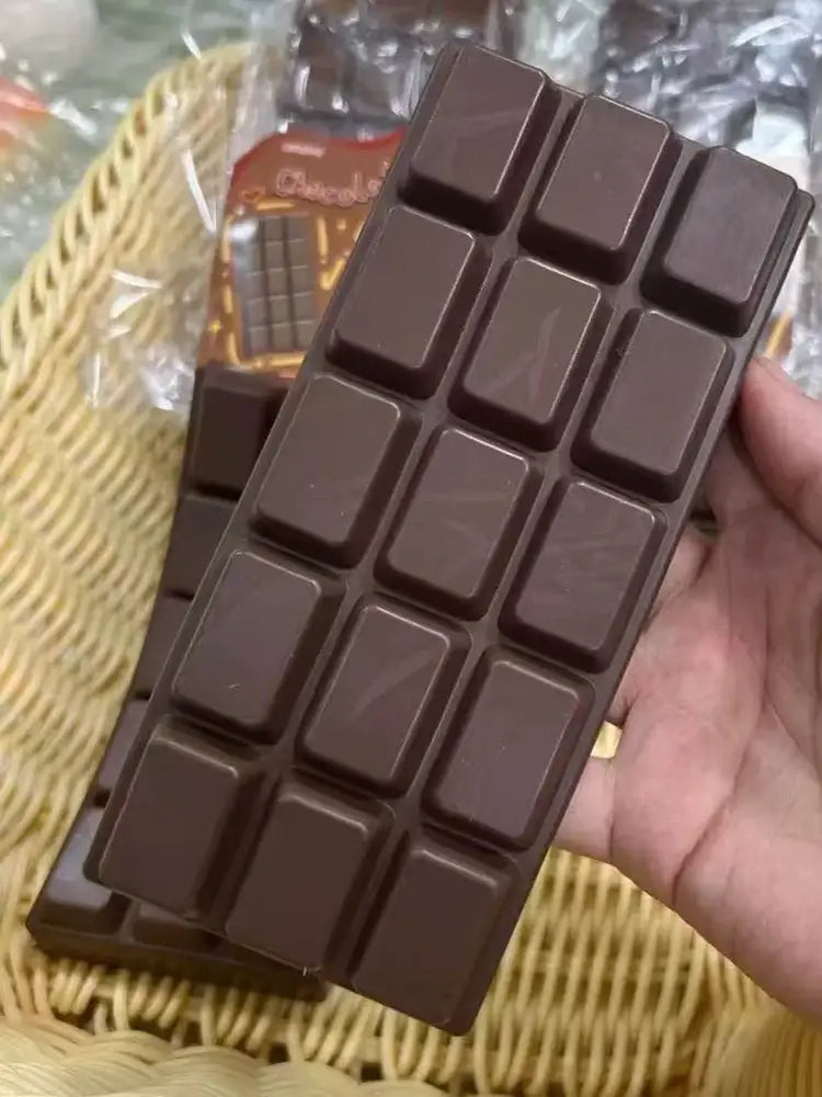 juguete exprimible de chocolate oscuro para aliviar el estrés con una superficie lisa y brillante y segmentos rectangulares bien definidos, diseñado para aliviar el estrés