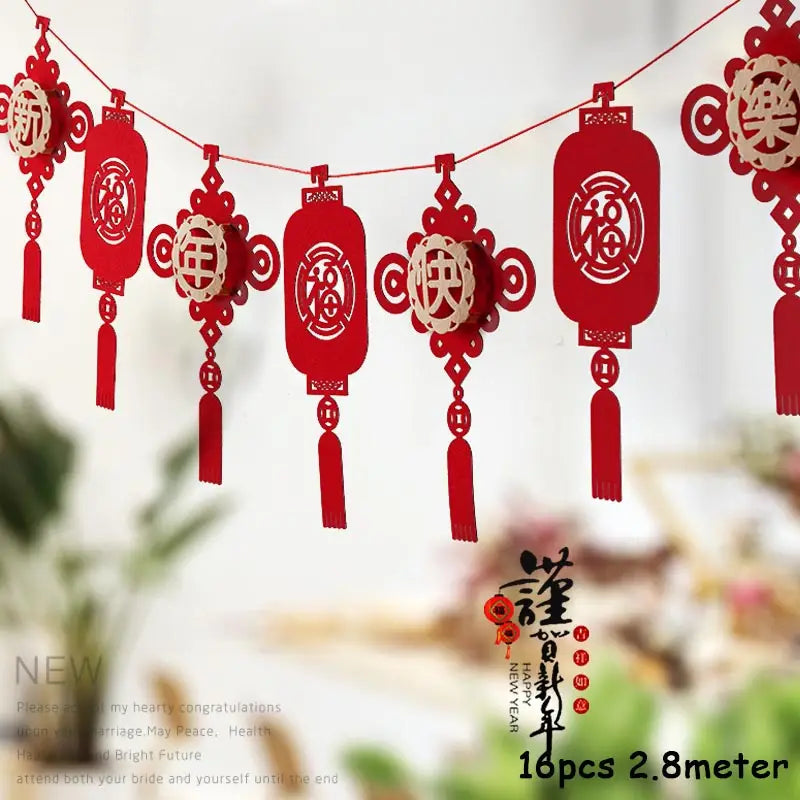Rote Papierlaternen-Girlande mit filigranen ausgeschnittenen Motiven und Quasten, verwendet als Laternenanhänger für die Dekoration zum Chinesischen Neujahr.