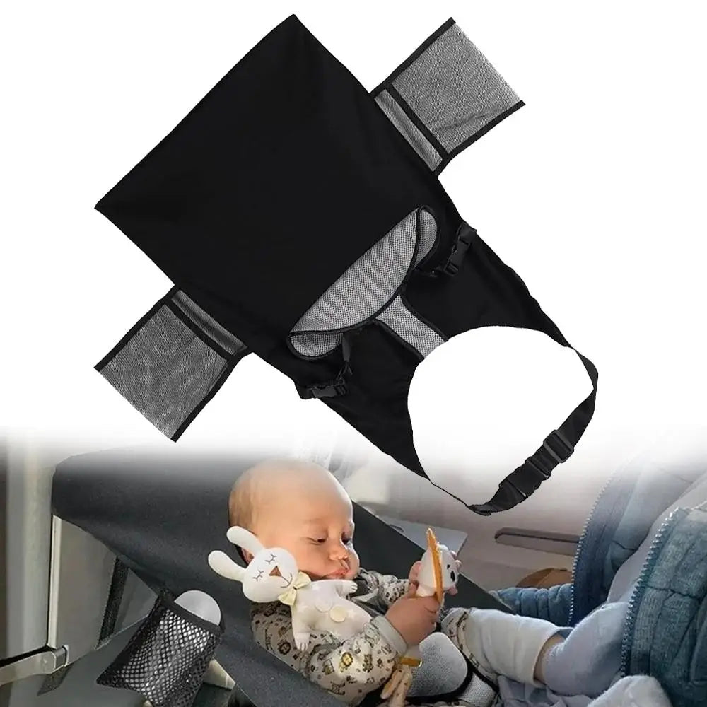 schwarzes Netz- und Stoff-tragbares Flugzeugbett für Kinder und Kleinkinder mit Fußstütze, Autositz-Beiträger für Babys, mit verstellbaren Gurten.