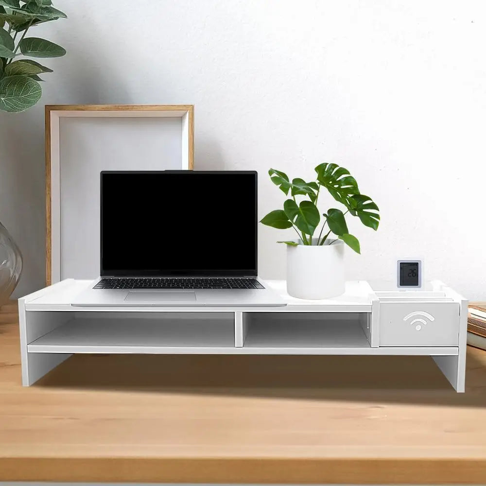 Elevador de monitor de tres niveles y estantería organizadora para escritorio en color blanco, con cajón integrado que incluye un símbolo de Wi‑Fi y dos estantes abiertos para almacenamiento de portátil y oficina.