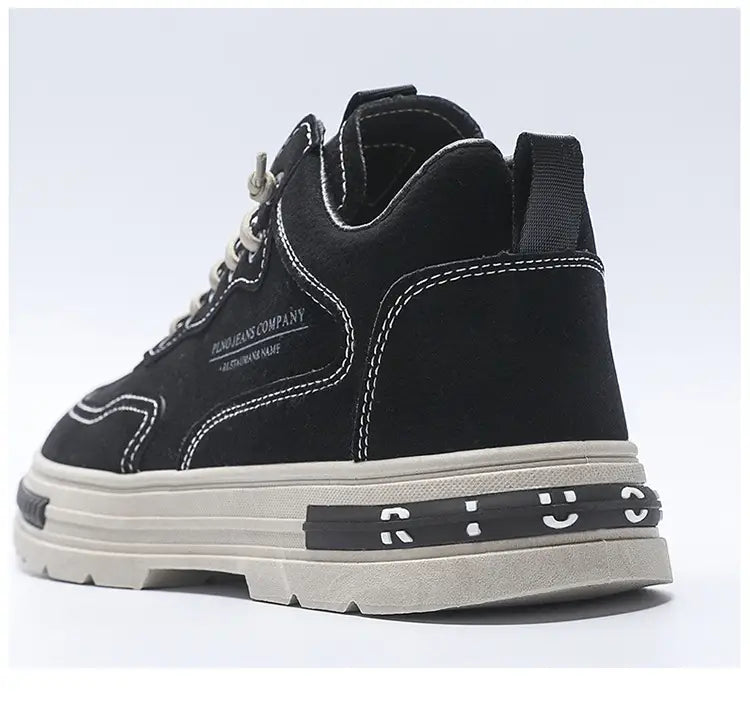 Zapatilla alta casual para hombre color negro con empeine de gamuza transpirable, costuras blancas y suela de goma gruesa color blanco roto con tira negra y diseños de caritas sonrientes.