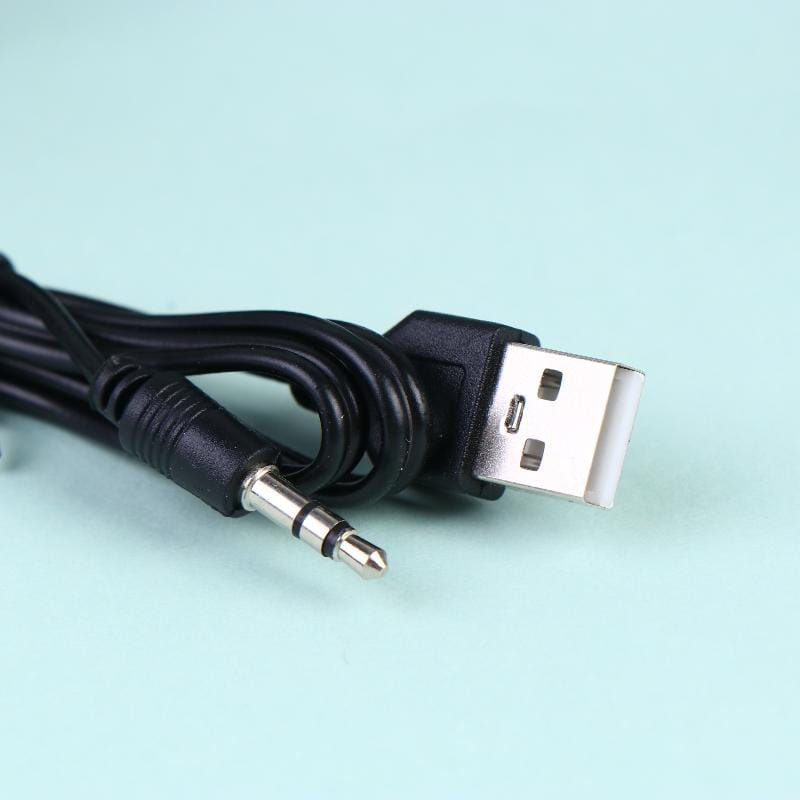 Câble audio USB vers 3,5 mm noir, avec connecteur métallique et boîtier en plastique moulé pour l’audio stéréo sur ordinateur avec des mini haut-parleurs de bureau USB.