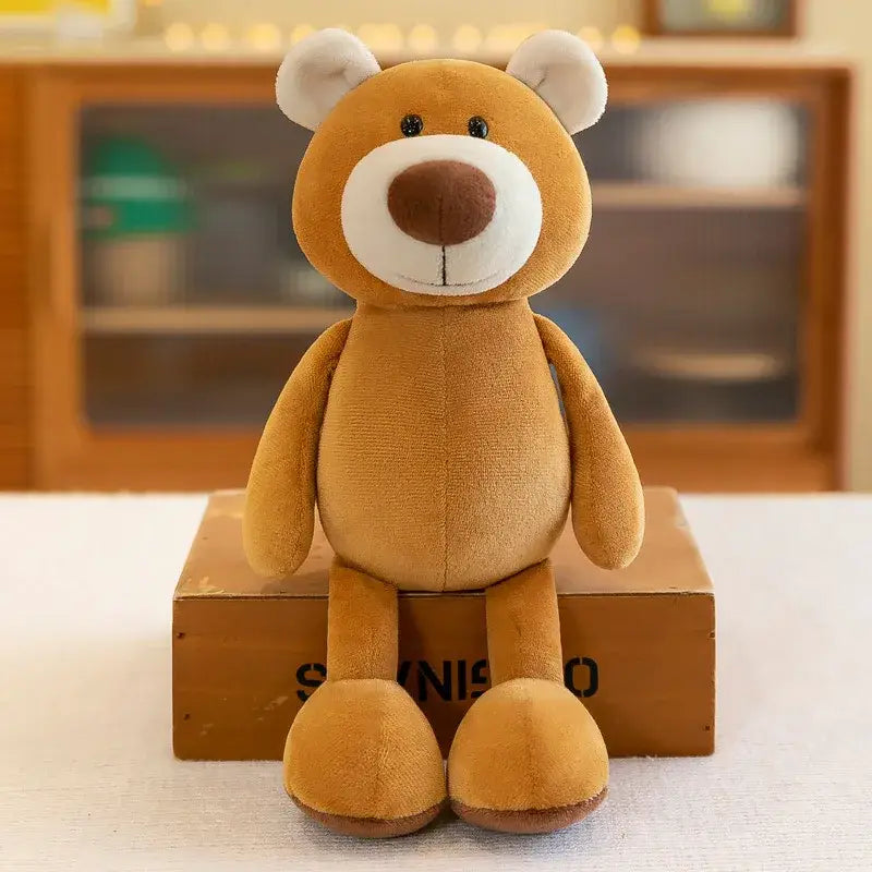 un oso de peluche marrón tierno y suave con orejas y hocico blancos, se encuentra sobre una caja de madera entre animales de peluche rellenos de león, elefante y tigre